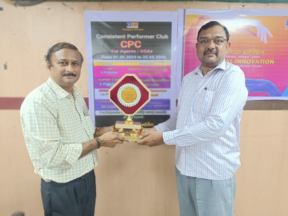 A.R.Sankaranarayanan receiving the LIC CPC Super Star Level trophy for 2024-25